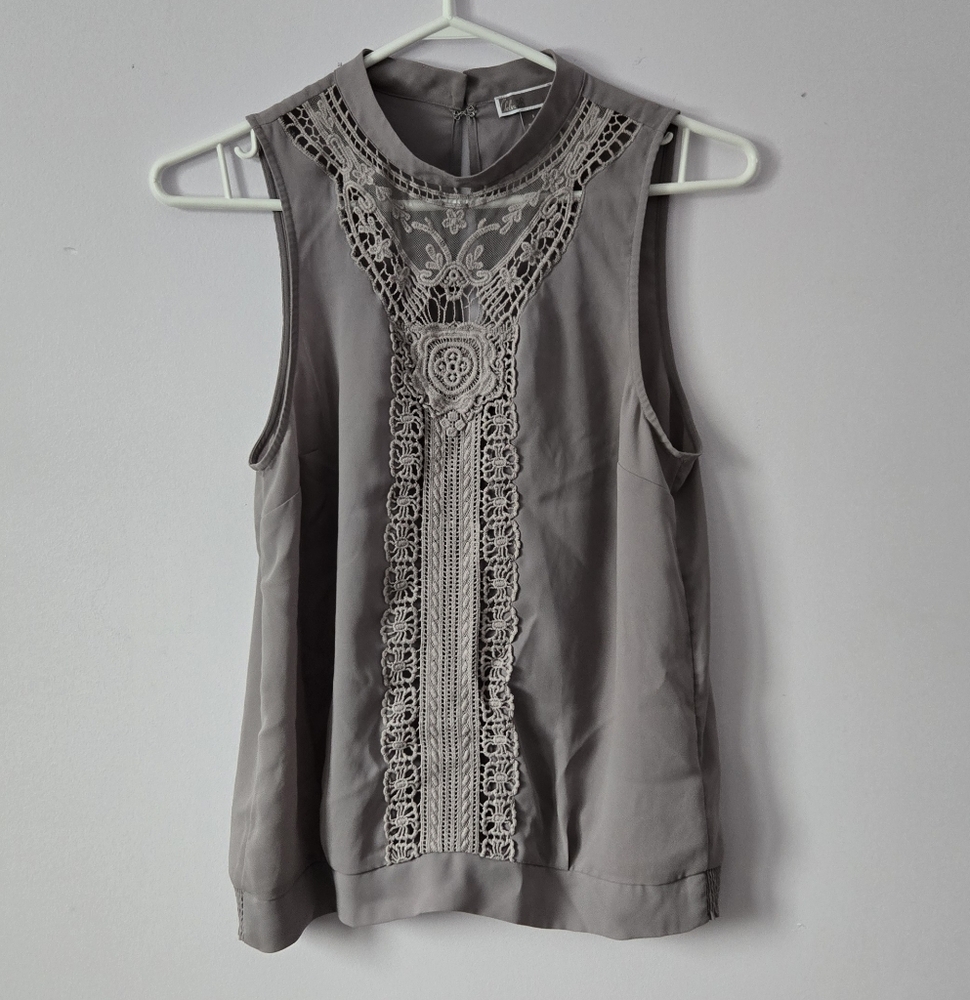 Chelsea28 Gray Sleeveless Lace Top